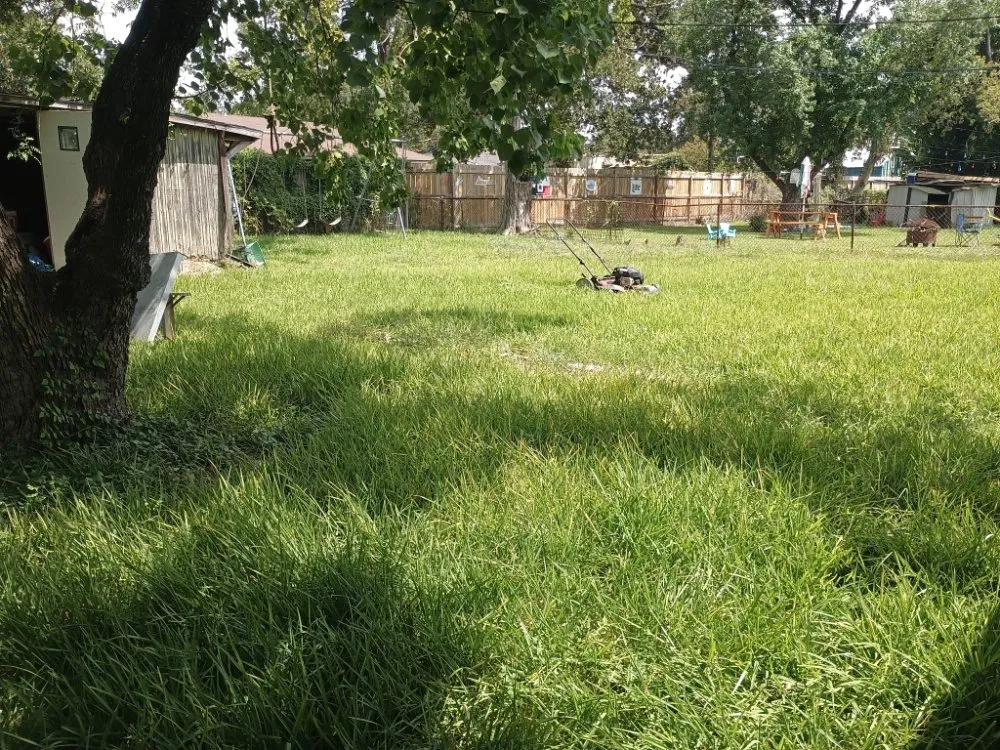Trusted vinyl fence installation service in Mansfield, TX - Manitaz Multi Services