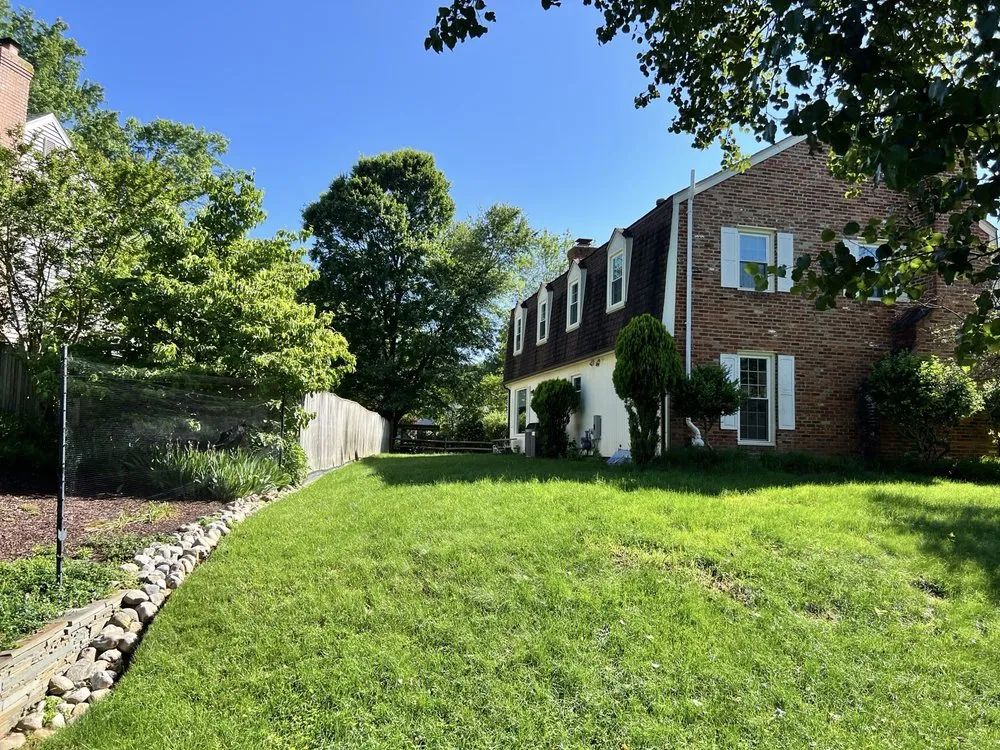 Reliable vinyl fence installation experts serving Silver Spring, MD - Manuel Construction Services