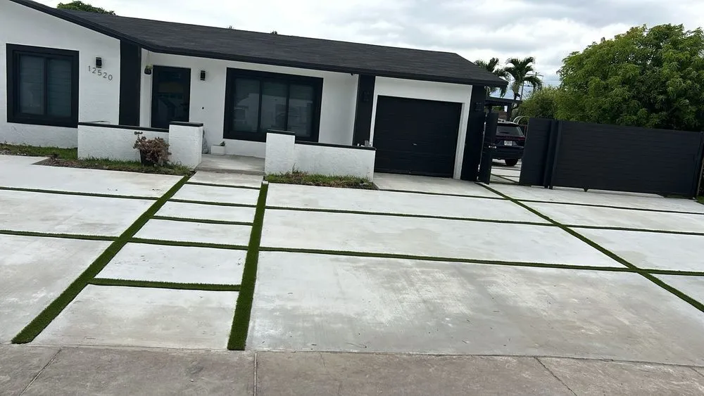 Reliable vinyl fence installation service in Hollywood, FL - Mega Constructions