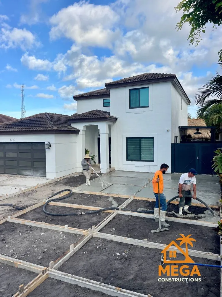 Top-rated privacy fencing service in Hollywood, FL - Mega Constructions