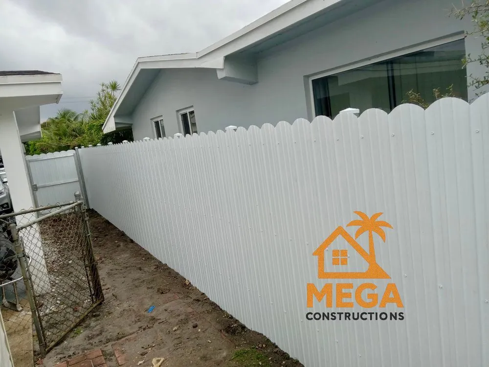 Affordable vinyl fence installation service in Hollywood, FL - Mega Constructions