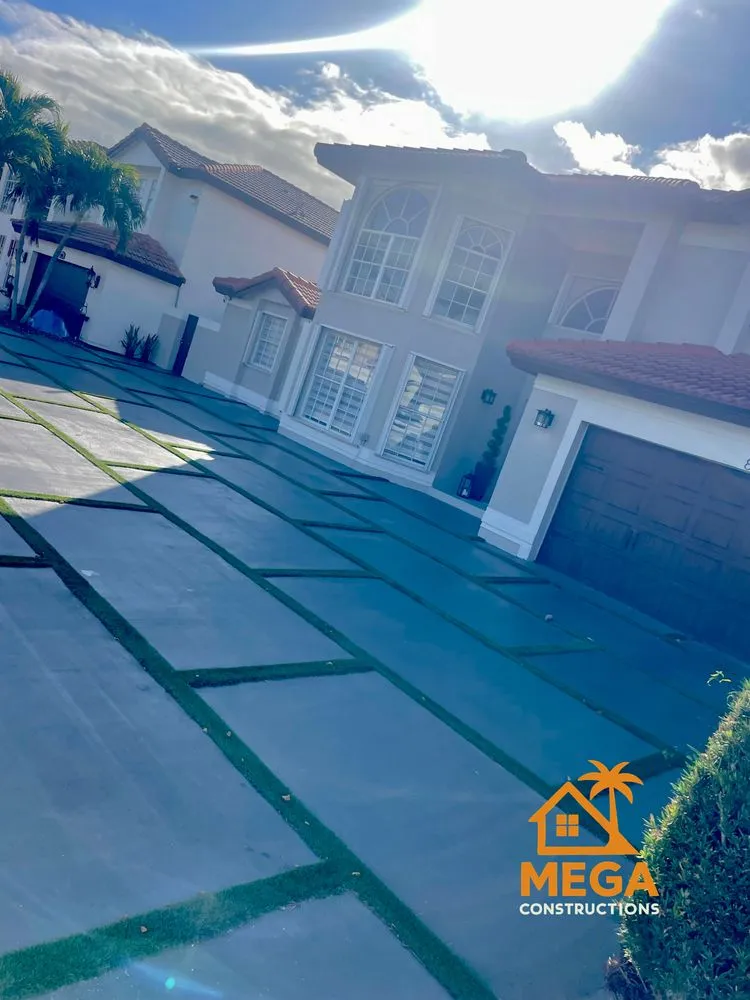 Local privacy fencing service in Hollywood, FL - Mega Constructions
