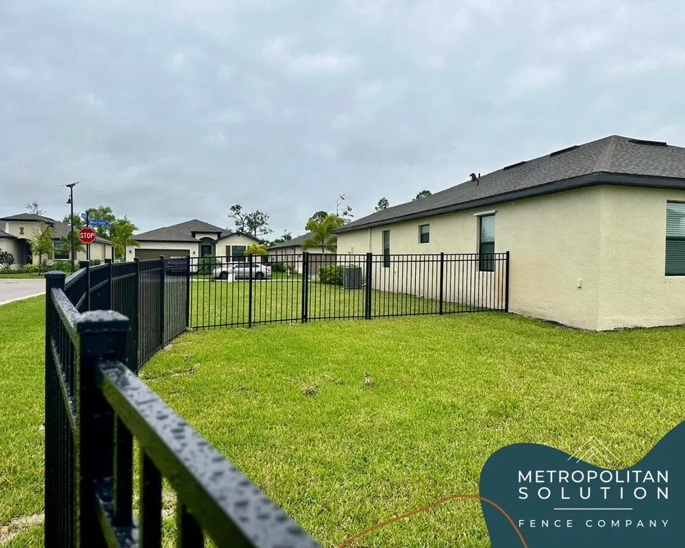 Affordable vinyl fence installation service in Katy, TX - Metropolitan Solution