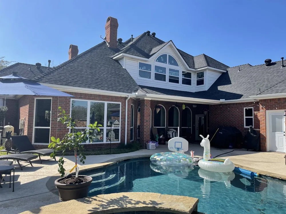 Professional vinyl fence installation in Midlothian, TX by Midlo Contracting