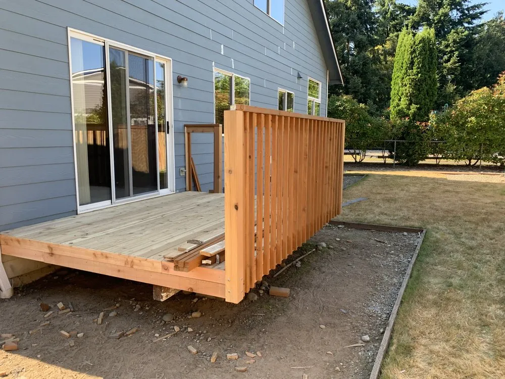 Reliable vinyl fence installation service in Seattle, WA - New Evolution Construction