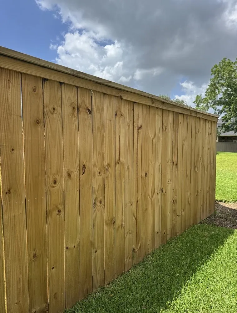 Expert wood fence service for homes in Houston, TX by Nini Solution