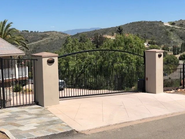 Affordable vinyl fence installation for homes in Fallbrook, CA by Quality Gate