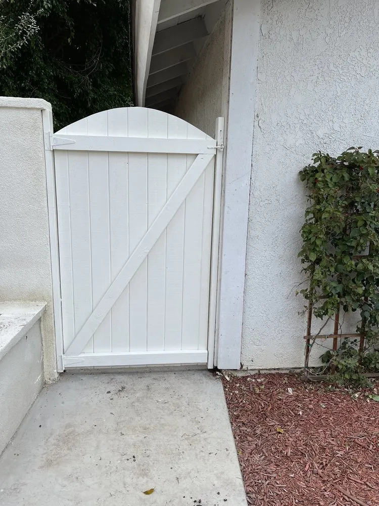 Trusted vinyl fence installation in Orange, CA by Ramco Construction