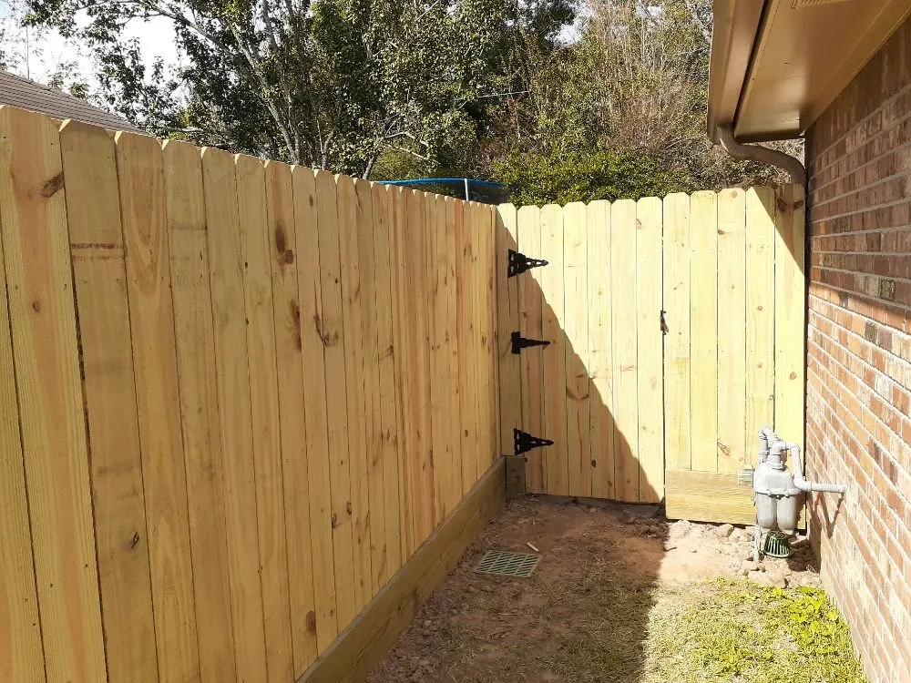 Quality vinyl fence installation in Conroe, TX by RC Global