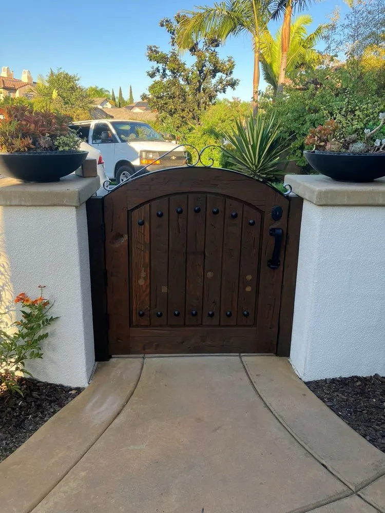 Expert vinyl fence installation for homes in Encinitas, CA by Rustic 101