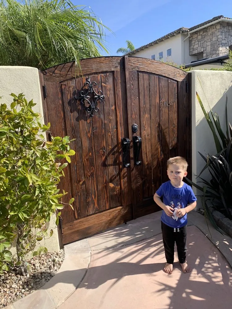 Expert vinyl fence installation for homes in Encinitas, CA by Rustic 101