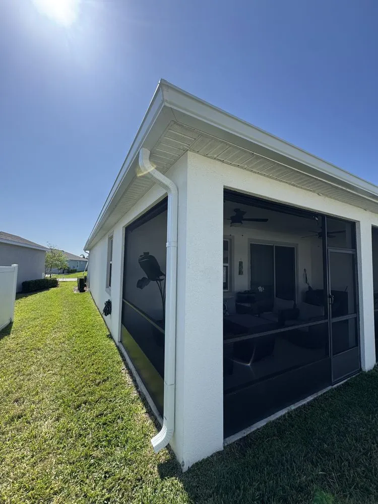 Reliable vinyl fence installation service in Riverview, FL - Seamless Structures