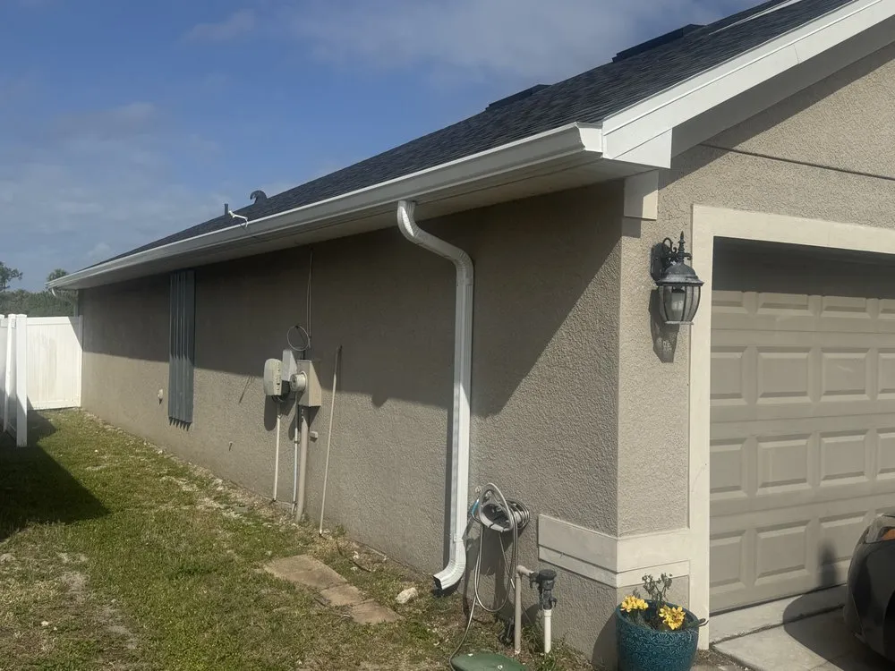 Expert vinyl fence installation for homes in Riverview, FL by Seamless Structures