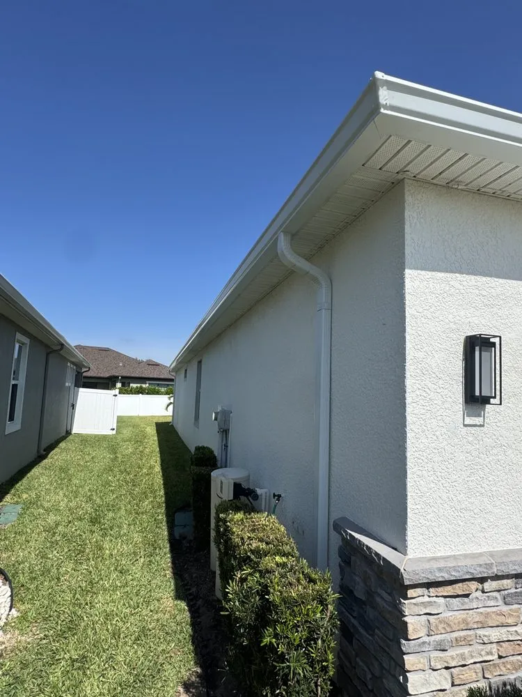 Local vinyl fence installation service in Riverview, FL - Seamless Structures