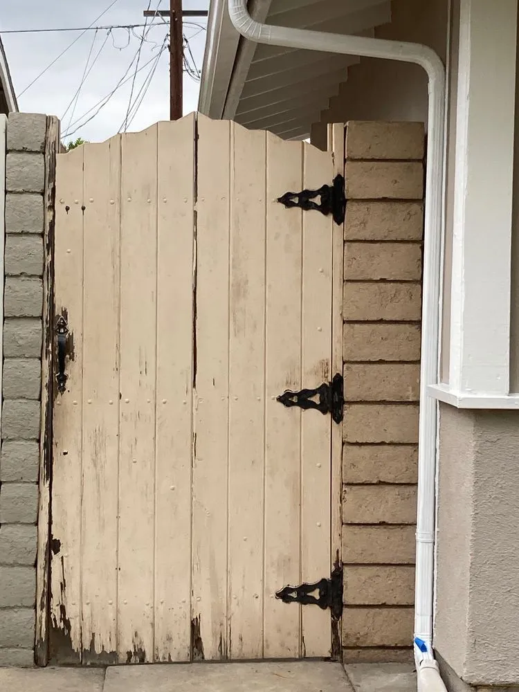 Reliable vinyl fence installation experts serving Orange, CA - Socal Gates