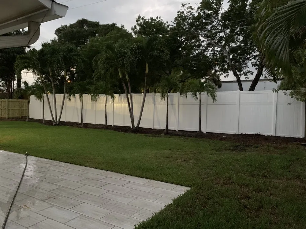 Local vinyl fence installation experts serving Pompano Beach, FL - Solid Fencing