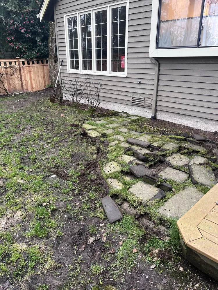 Local vinyl fence installation for homes in Everett, WA by Solid Ground Landscape