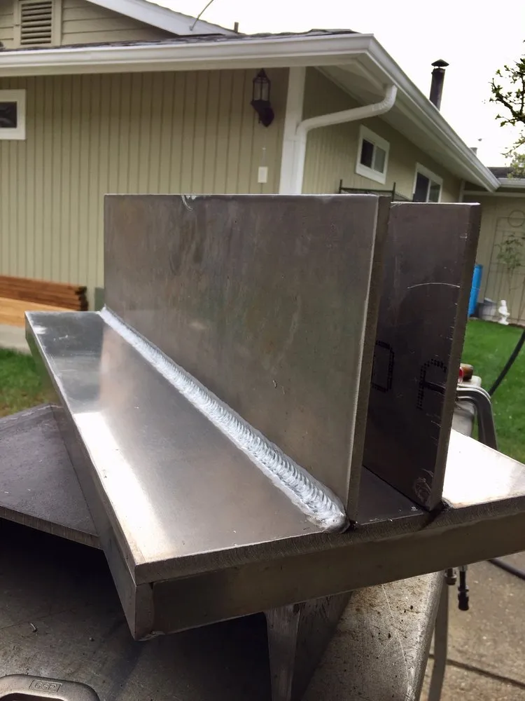 Top-rated vinyl fence installation service in Everett, WA - Stan's Welding
