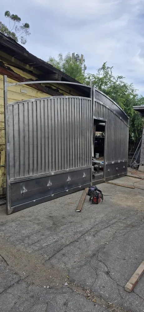 Affordable vinyl fence installation for homes in Pasadena, CA by Sunset Welding