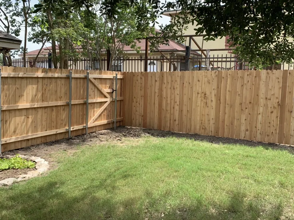 Local vinyl fence installation experts serving Waco, TX - Supreme Construction