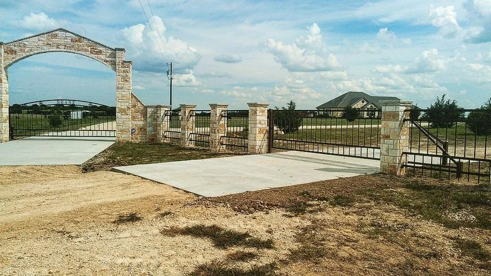Affordable vinyl fence installation for homes in Tolar, TX by TX Gate Master