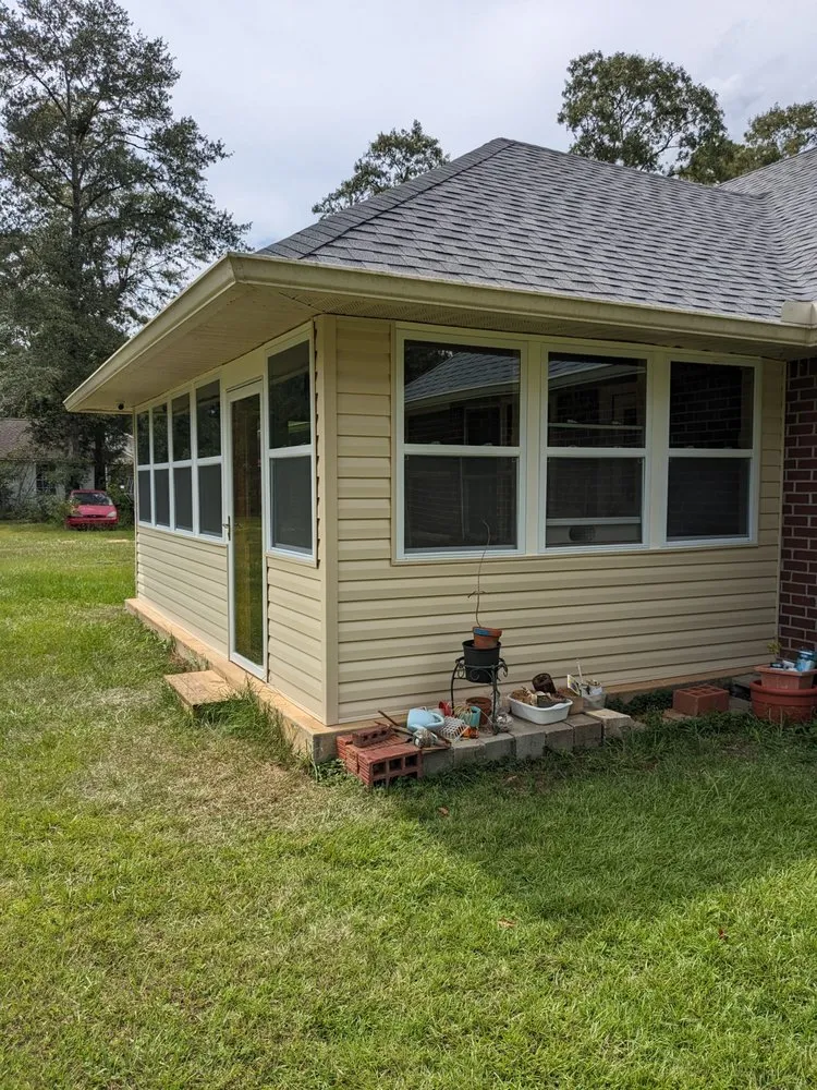 Top-rated vinyl fence installation experts serving Pace, FL - Wisecombllc