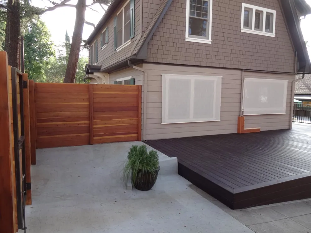 Professional vinyl fence installation service in Burbank, CA - YourDeckBuilder
